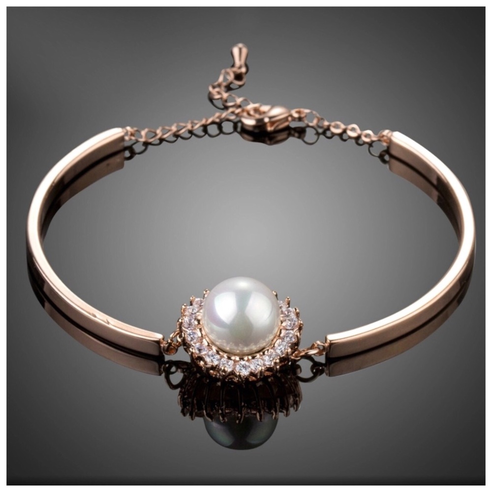 *SOLD**NWT The Elata Pearl Bracelet Swarovski Crystals - Picture 1 of 3